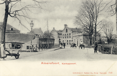 11682 Gezicht op de brug over de Beek te Amersfoort uit het noordoosten; met rechts op de achtergrond de Kamp, het ...